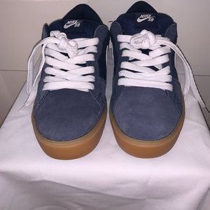 Nike SB sneaker navy nubuck/suede w/ gum bottom
